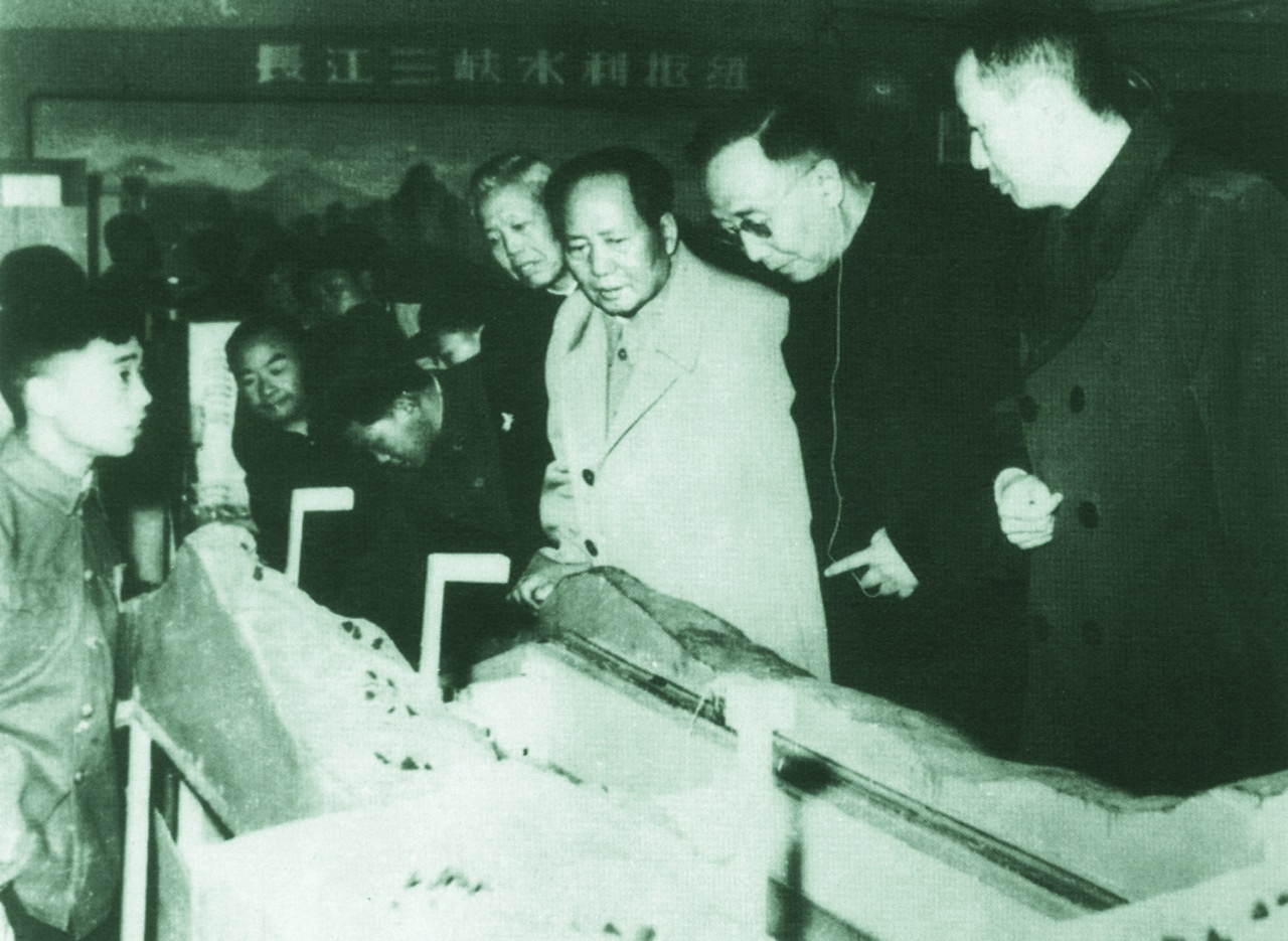 1958年，毛泽东主席和郭沫若院长等领导人参观中国科学院自动化研究所研制的长江三峡船闸自动控制模型_副本.jpg