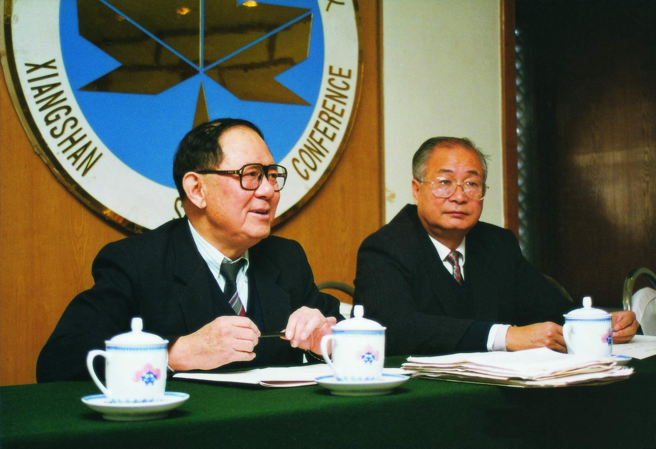 1997年1月6-9日，在北京举行第68次香山科学会议，题为“开放的复杂巨系统的理论与实践”。全国政协副主席、中国工程院院长宋健院士与戴汝为院士为会议两主席，此为二人在会议上合影_副本.jpg